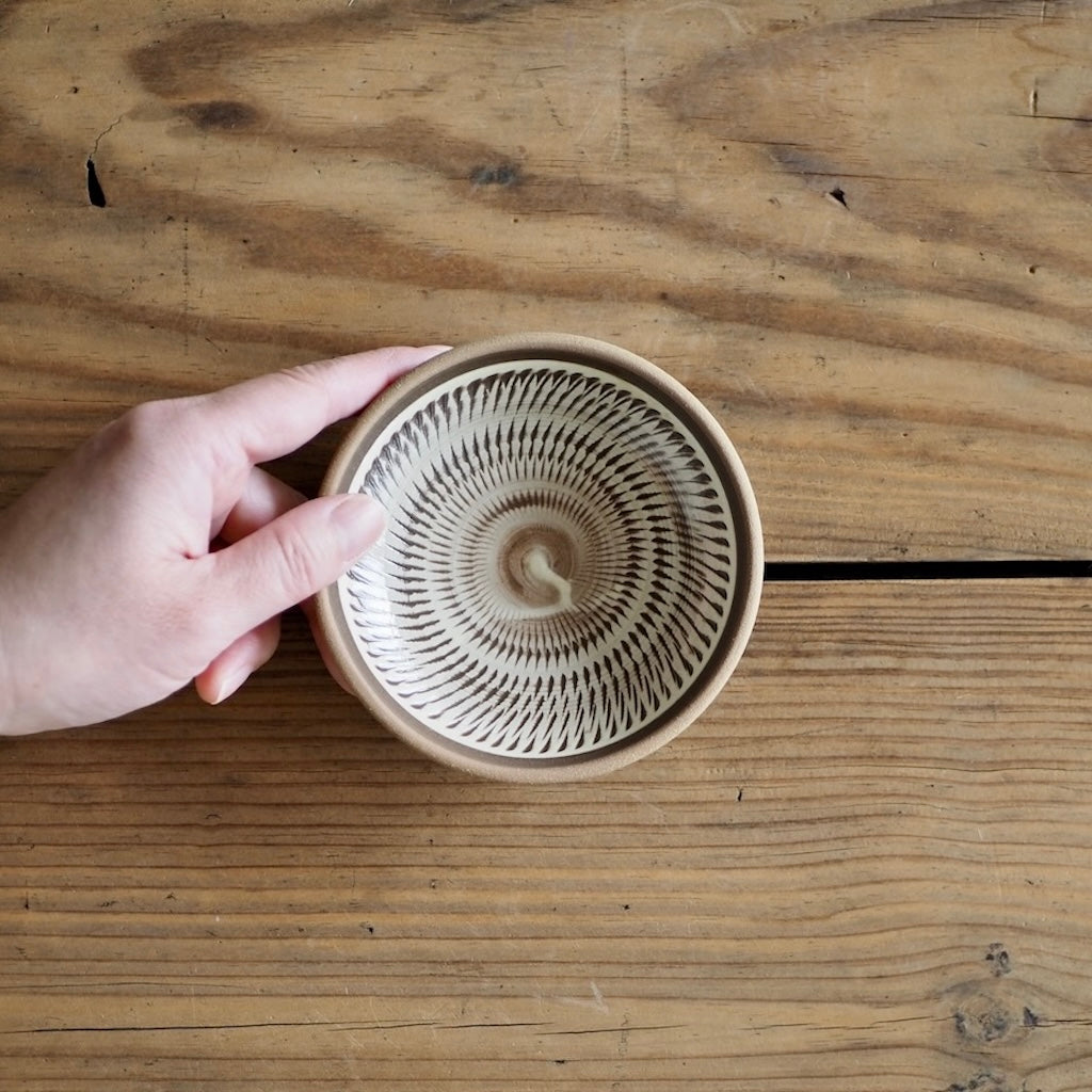 小鹿田焼　黒木昌伸窯　伏合わせ3.5寸角切立皿　 (白・飛び鉋）