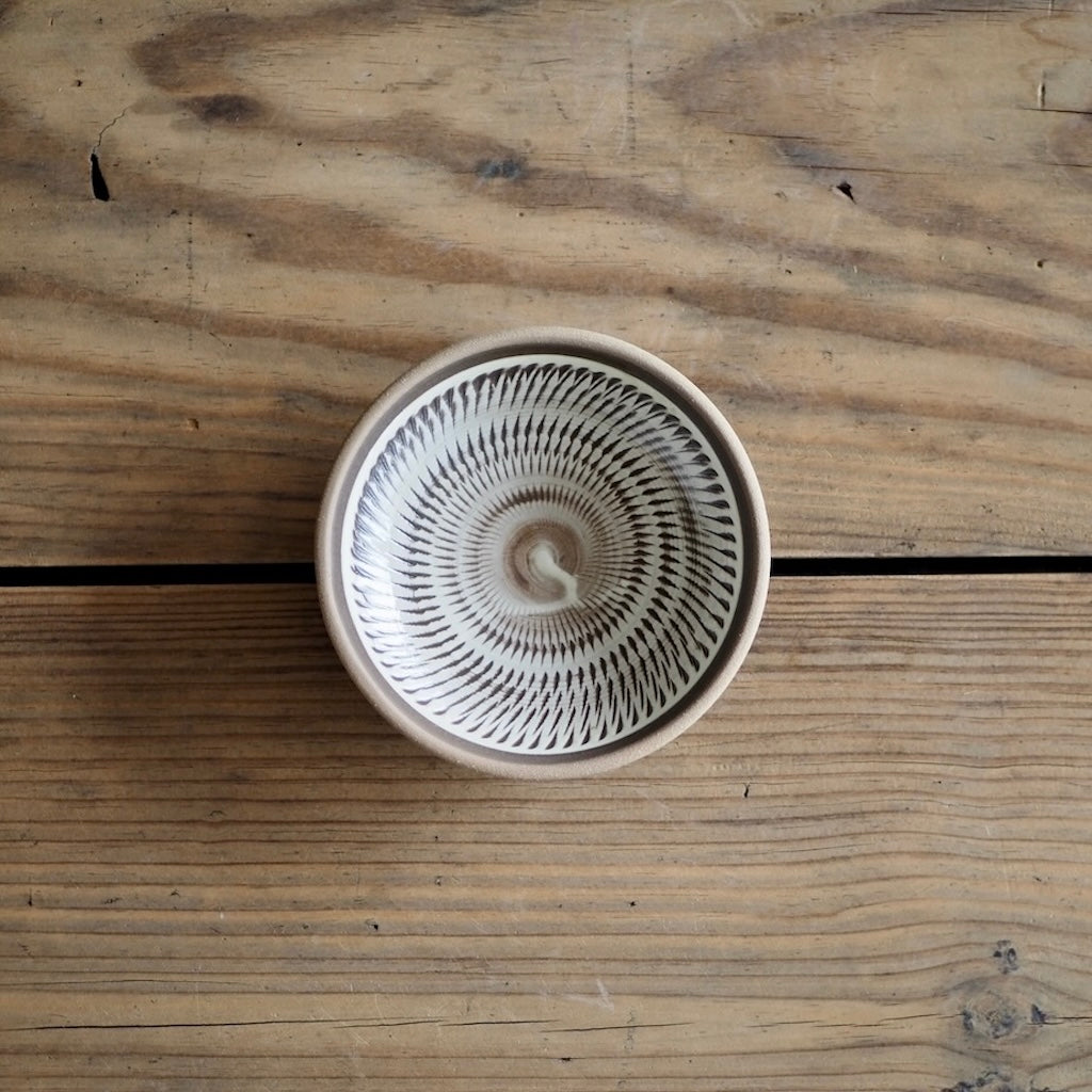 小鹿田焼　黒木昌伸窯　伏合わせ3.5寸角切立皿　 (白・飛び鉋）