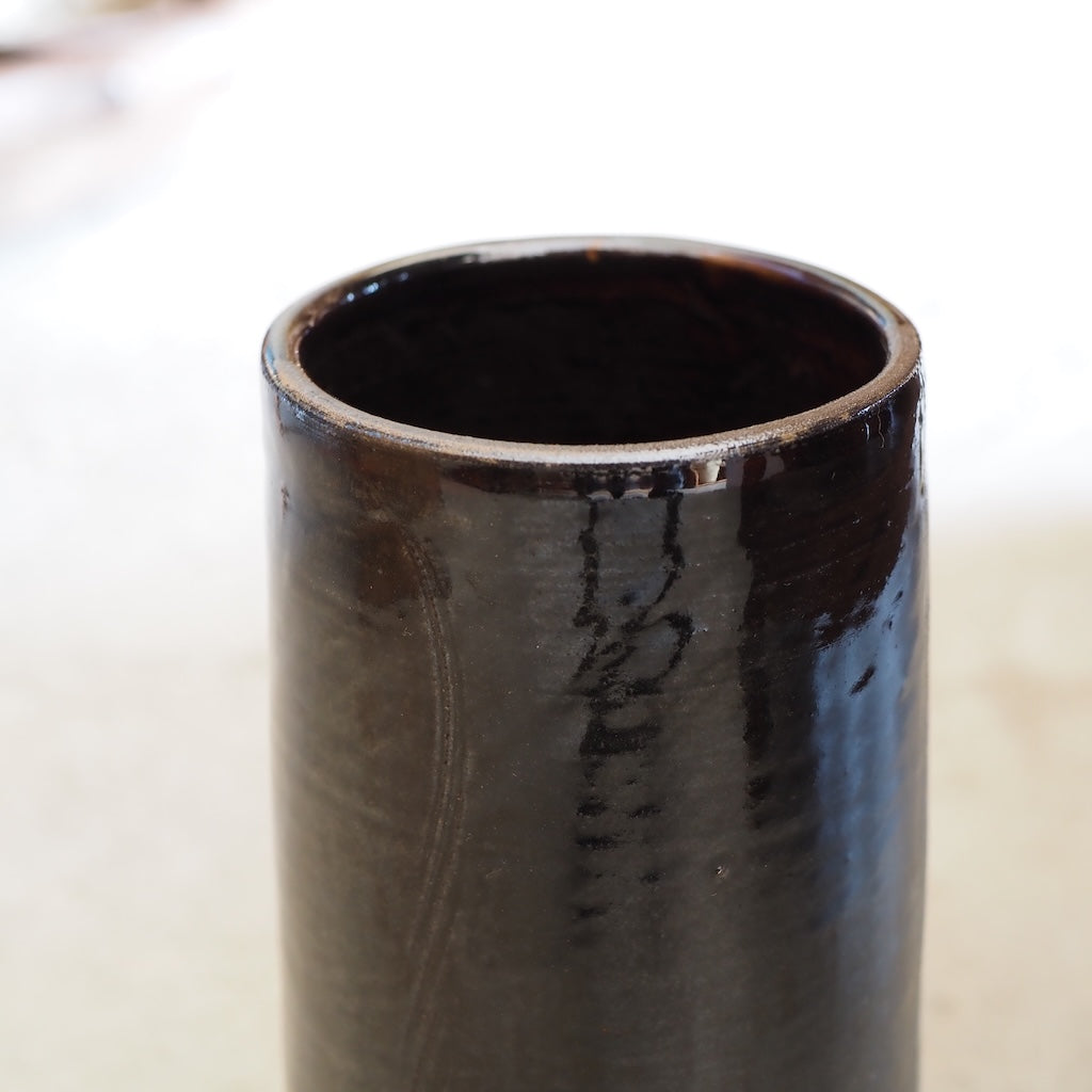 小鹿田焼　黒木昌伸窯　6.5寸筒花瓶（黒・櫛がき）