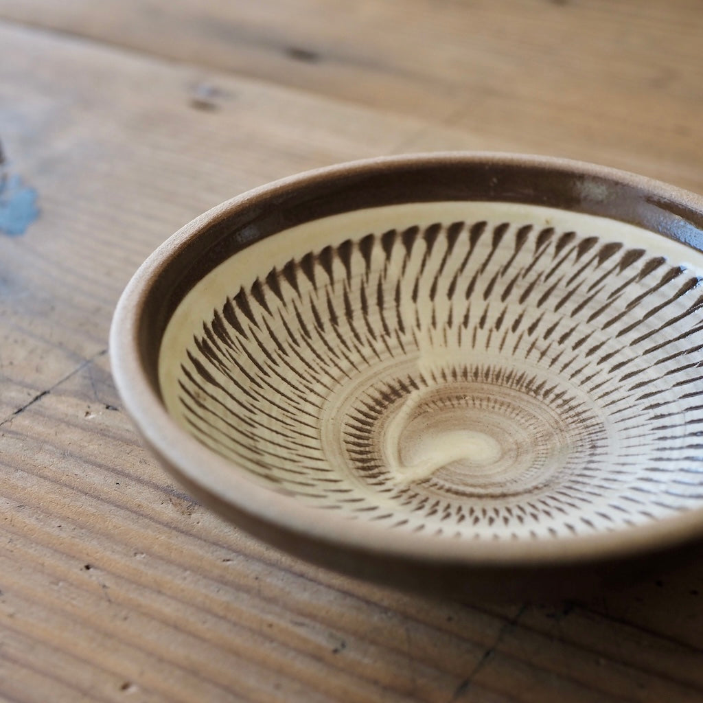 小鹿田焼　黒木昌伸窯　伏合わせ3.5寸角切立皿　 (白・飛び鉋）