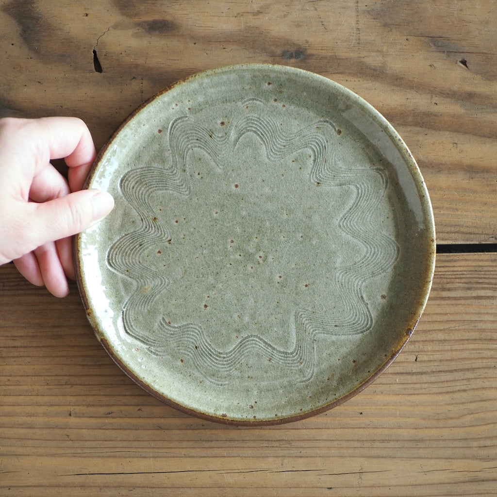 かじや窯　米原暁雄　６寸平皿（灰櫛描き）