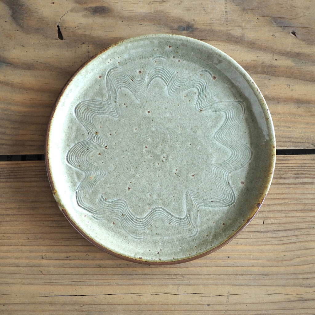 かじや窯　米原暁雄　６寸平皿（灰櫛描き）