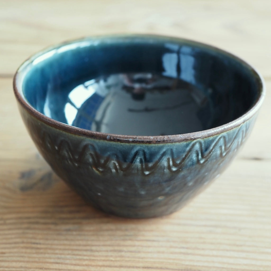 かじや窯　米原暁雄　4寸ボール（呉須波コーミング）