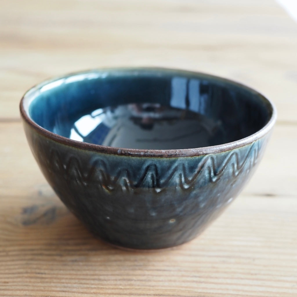 かじや窯　米原暁雄　4寸ボール（呉須波コーミング）