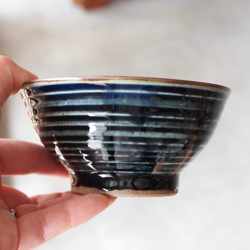 かじや窯　米原暁雄　碗飯小（呉須しましま）