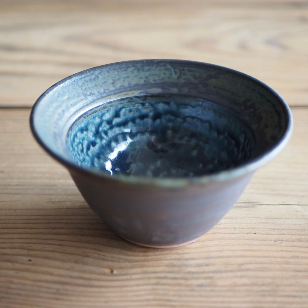 まゆみ窯　眞弓亮司　4寸かぶと鉢（呉須・いらぼ）