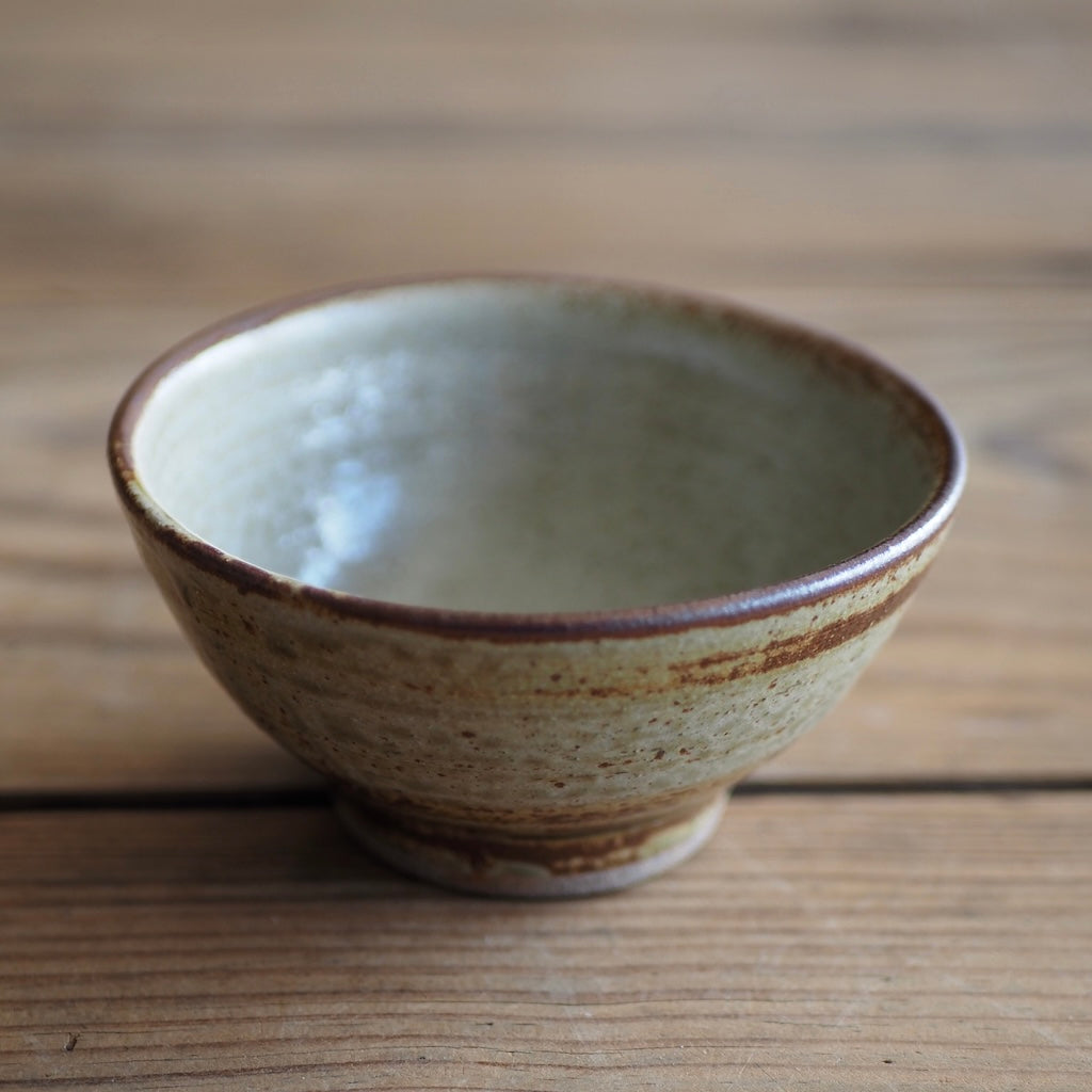まゆみ窯 眞弓亮司 いらぼ鉄刷毛 お茶碗(小) – つむぐ舎