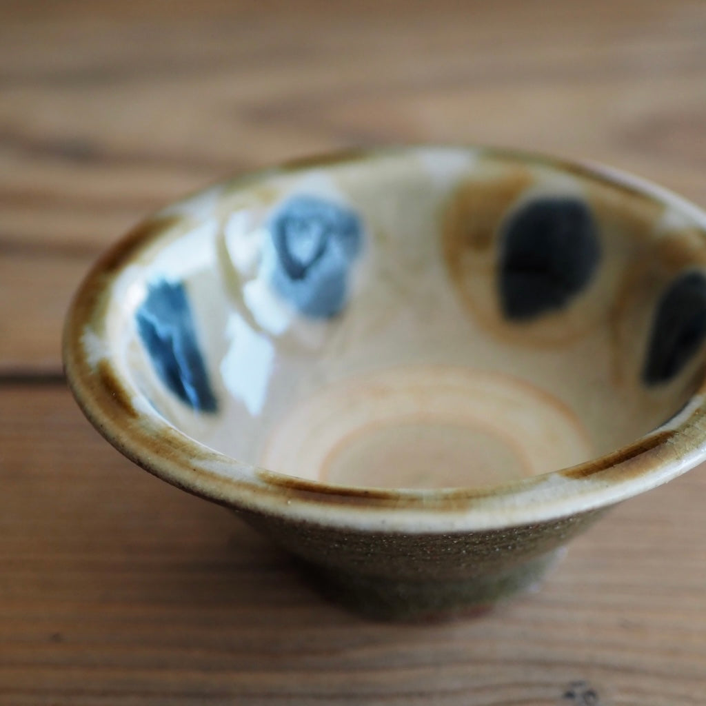 百草陶房　伊良部あゆ　４寸ワンブー　（丸紋/飴・呉須）