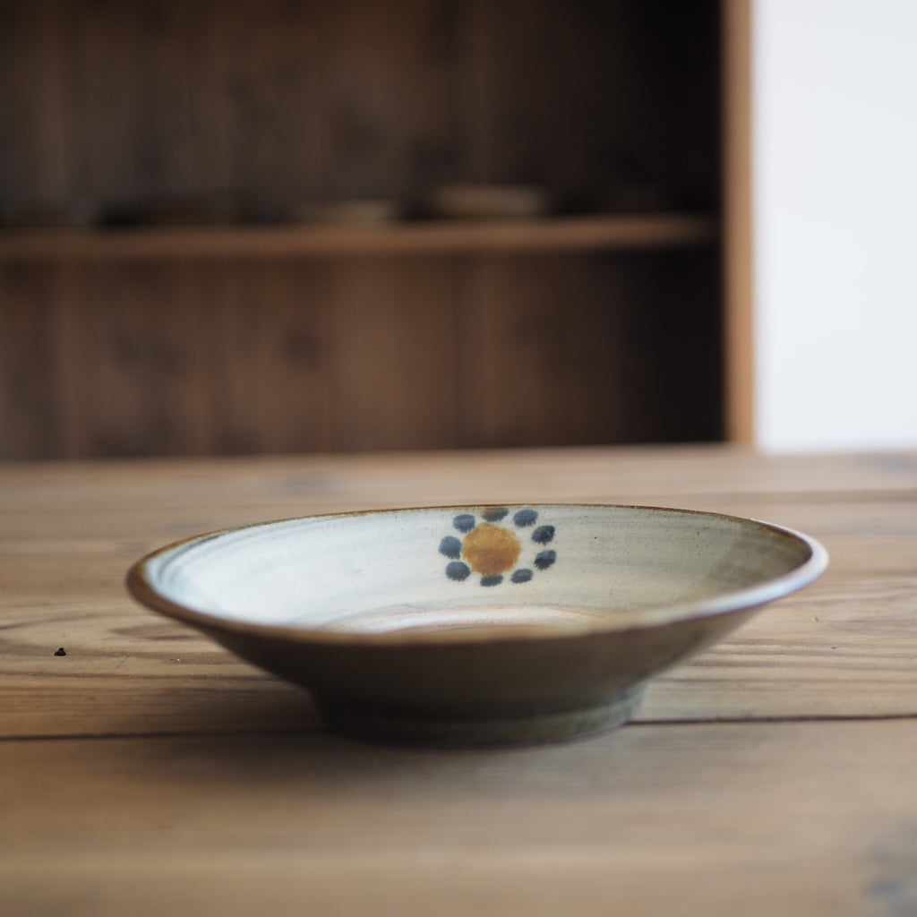 百草陶房　伊良部あゆ　６寸皿（梅紋/呉須・飴）