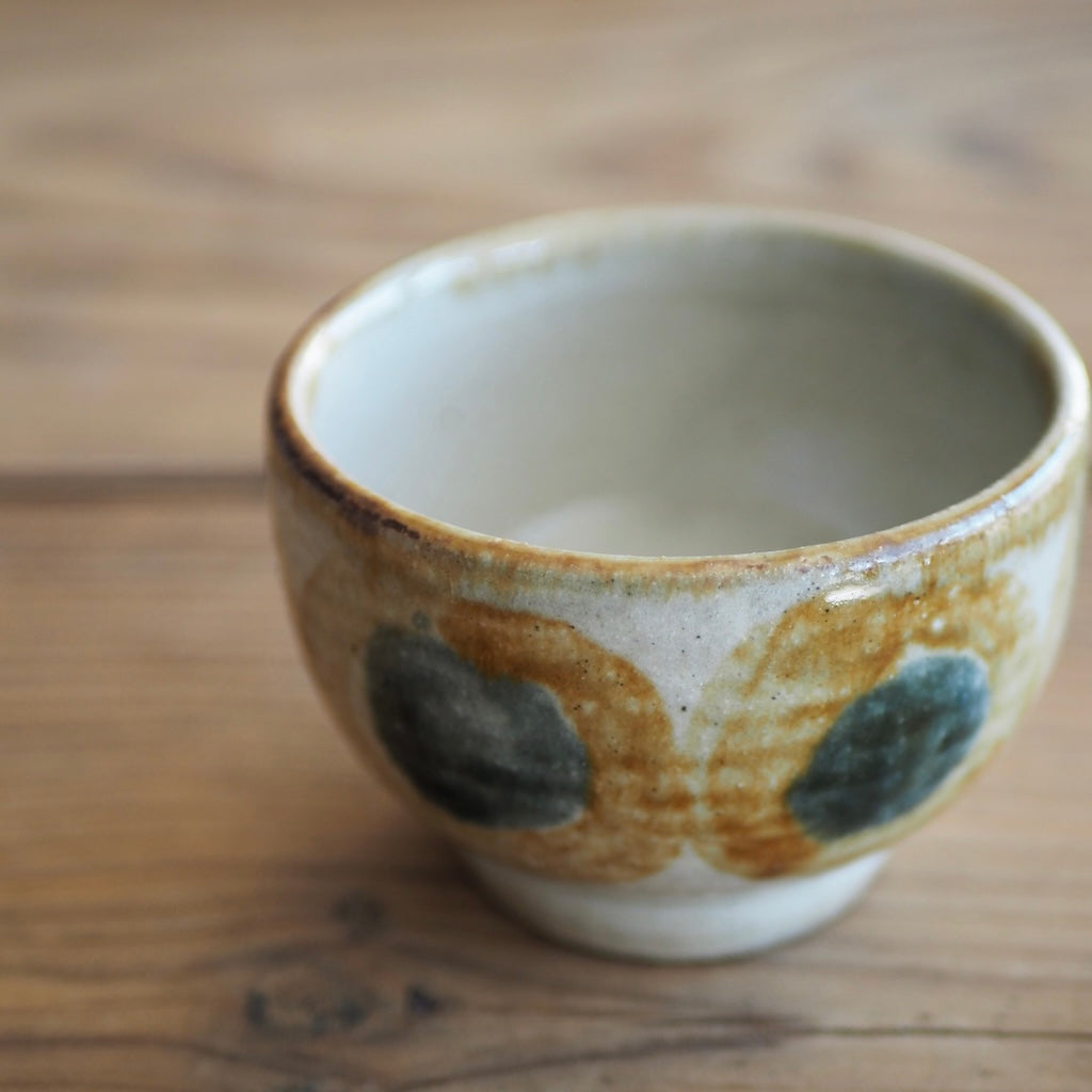 百草陶房　伊良部あゆ　丸湯呑（丸紋/飴・草呉須）