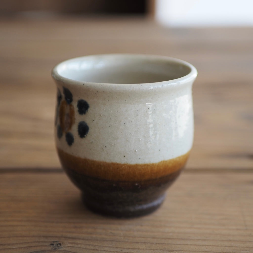 百草陶房　伊良部あゆ　次郎型湯呑（梅紋/飴・呉須）