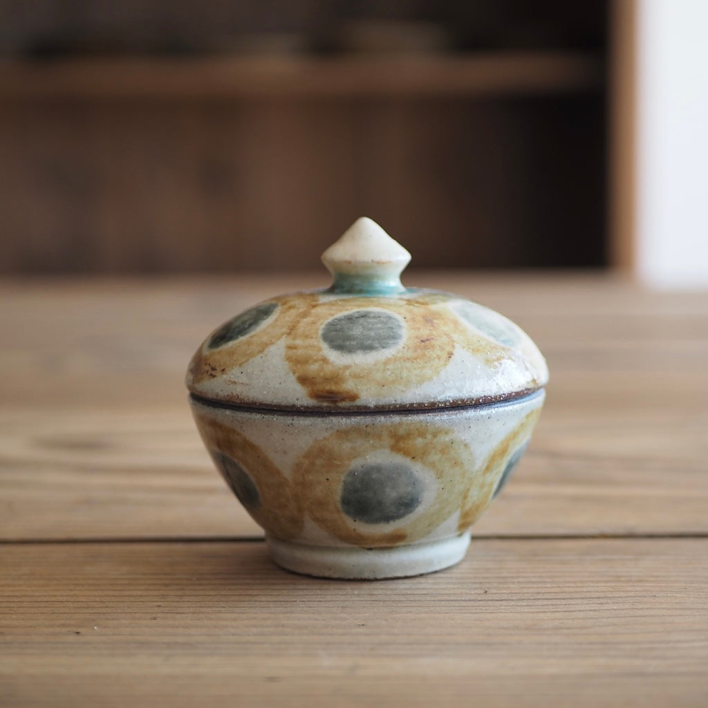 百草陶房　伊良部あゆ　3寸タラフー（蓋物/丸紋/飴・呉須）
