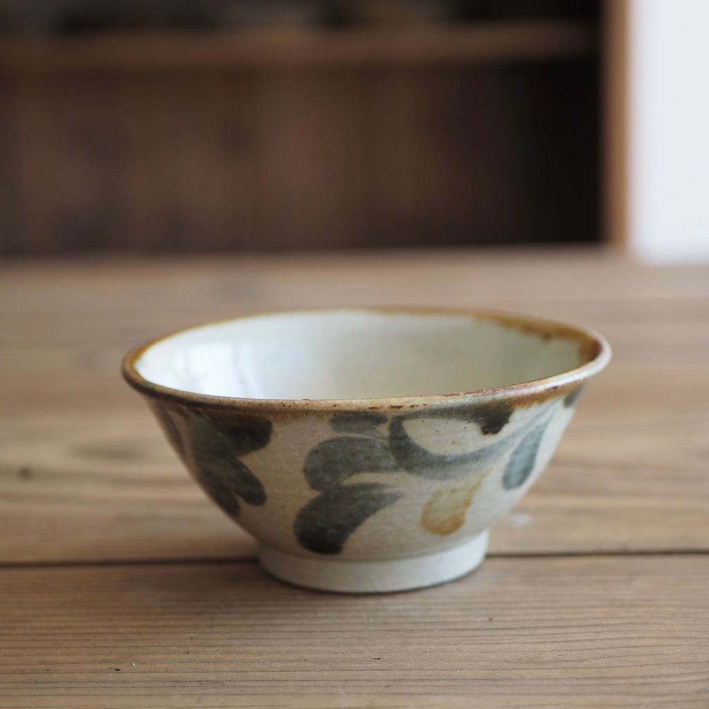 百草陶房　伊良部あゆ　４.５寸マカイ（唐草/草呉須・飴）