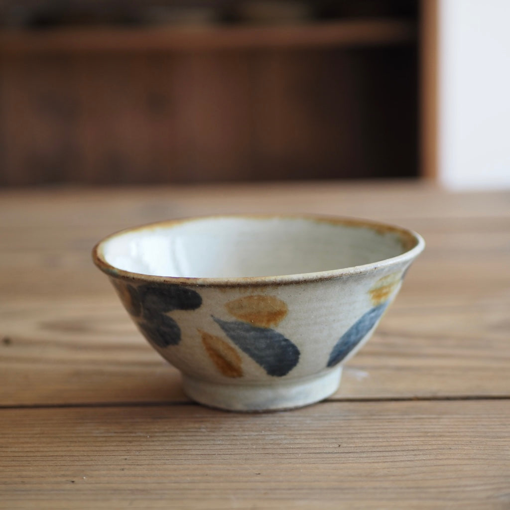 百草陶房　伊良部あゆ　４.５寸マカイ（唐草/呉須・飴）